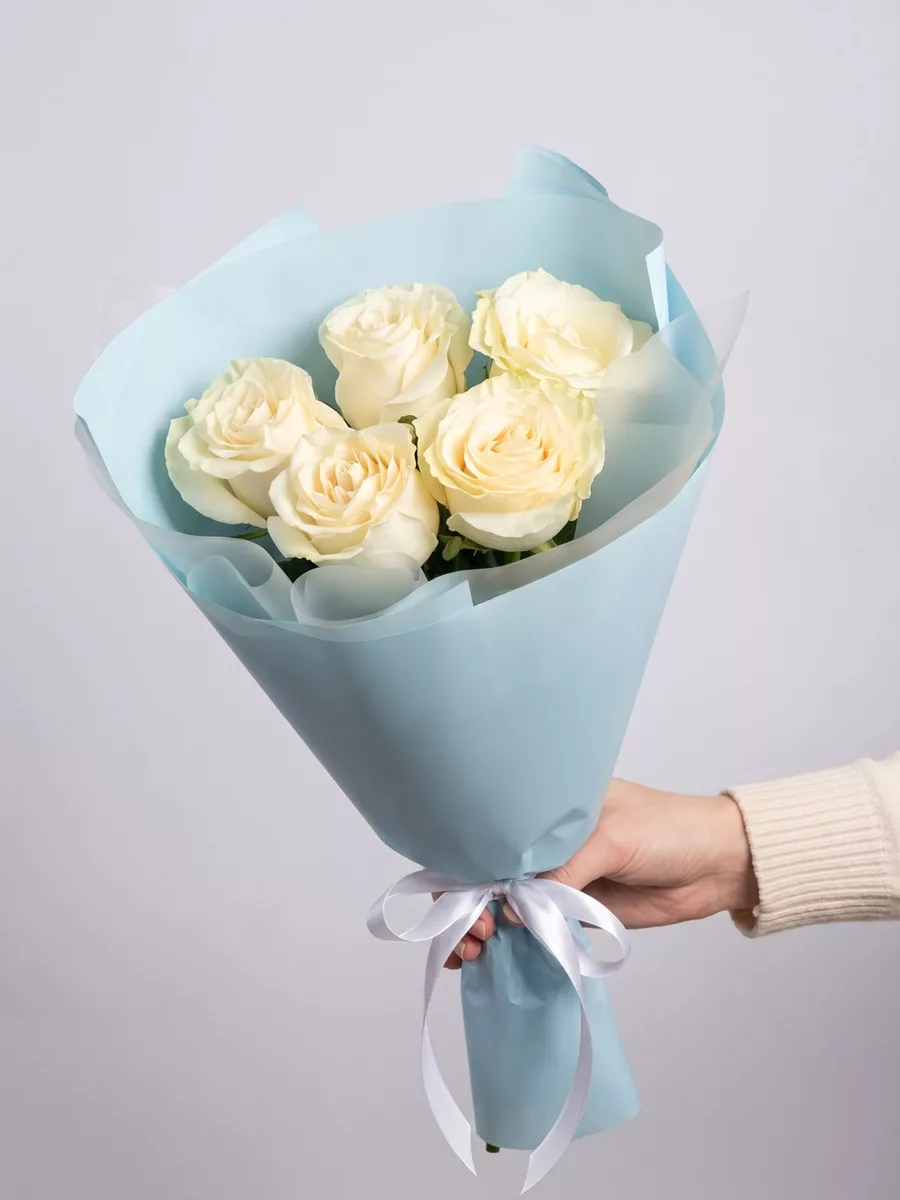 Bouquet of 5 white roses, Ecuador, 50 cm