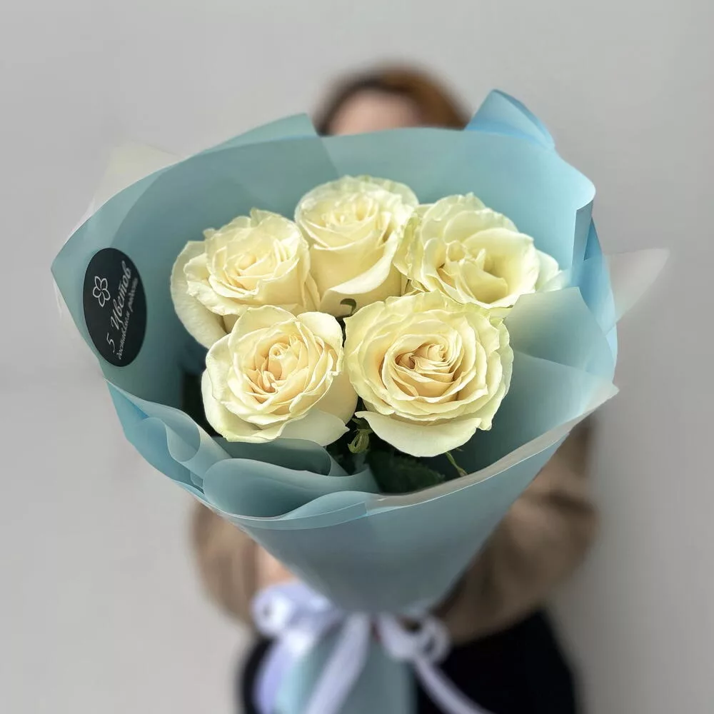 Bouquet of 5 white roses 50 cm
