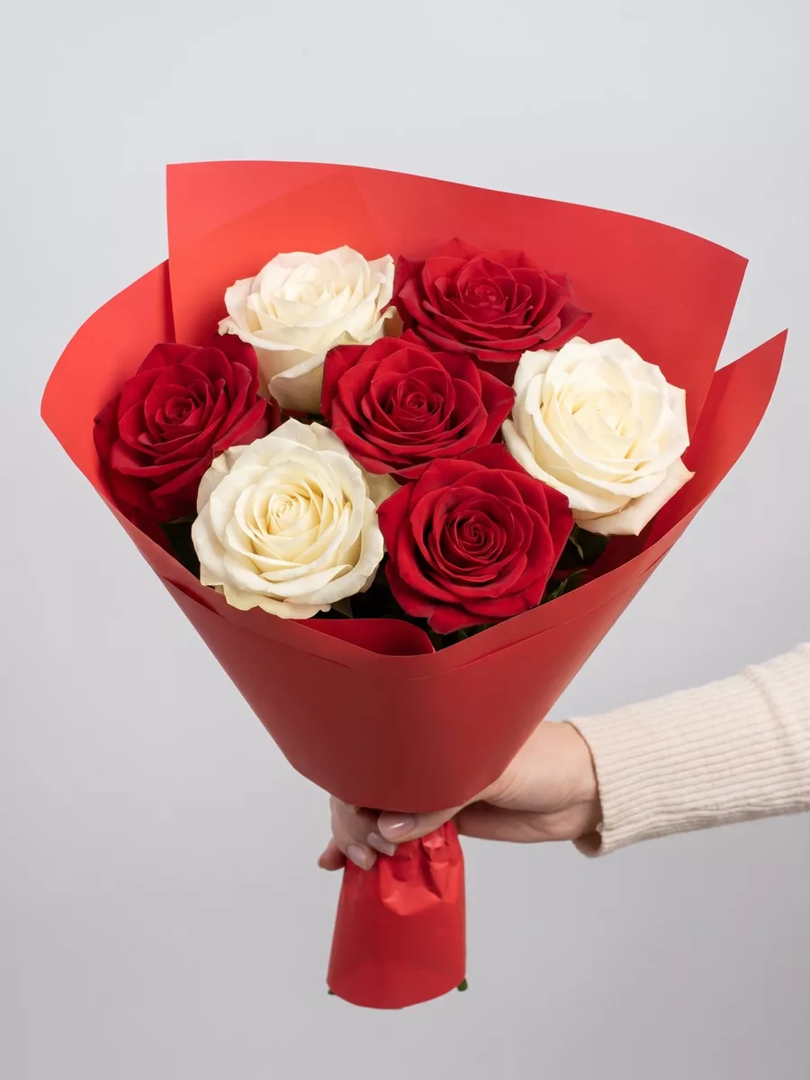 Bouquet of 7 red-and-white roses, Ecuador, 50 cm
