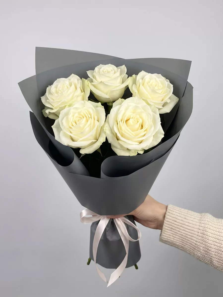 Bouquet of 7 white roses, Ecuador, 50 cm