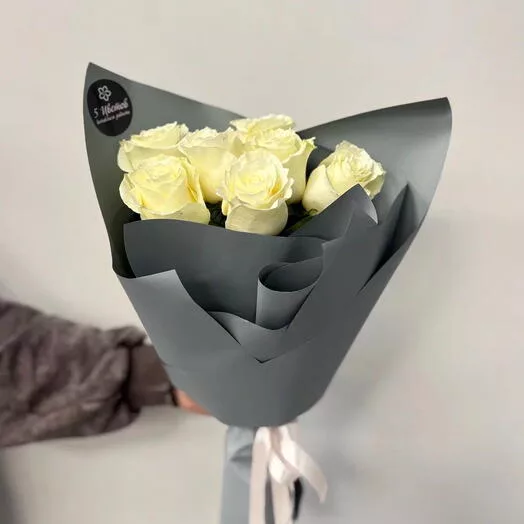 Bouquet of 7 white roses 50 cm