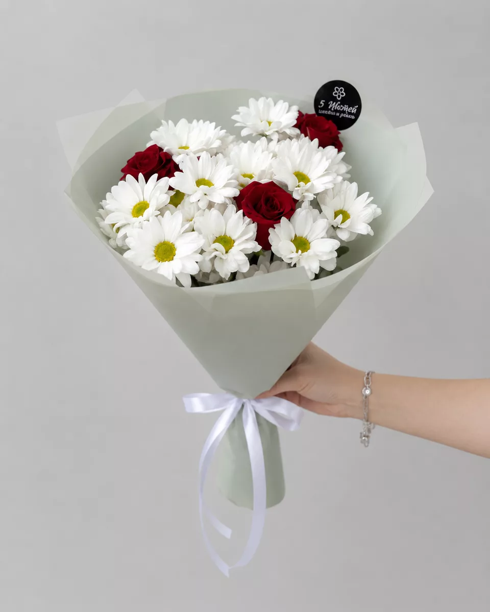 Mixed bouquet of 3 roses and 3 chrysanthemums