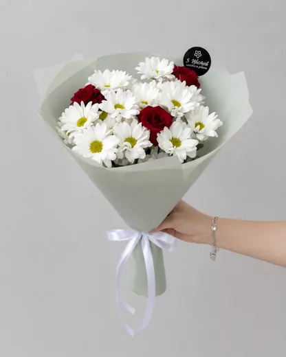 Сборный букет из 3 роз и 3 хризантем