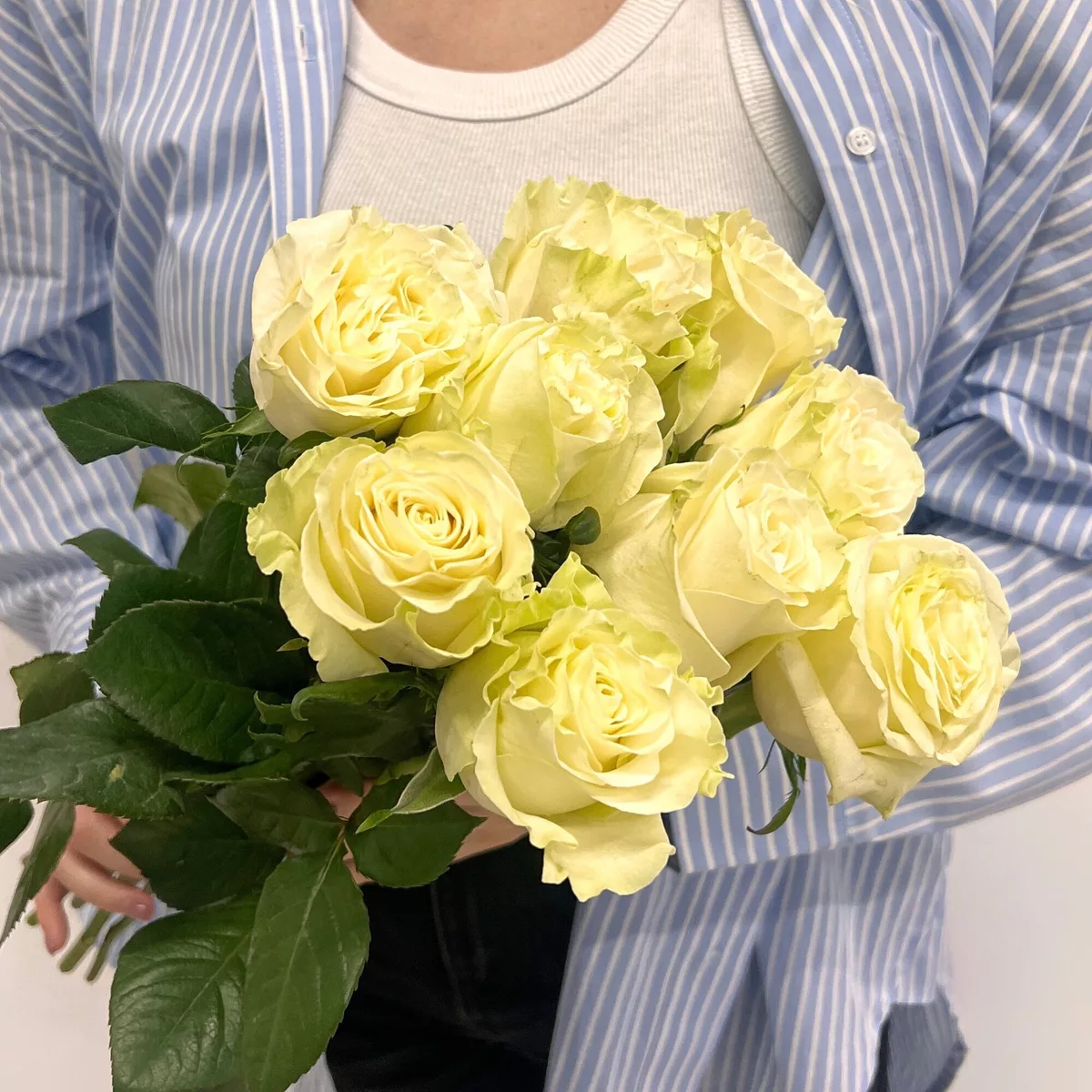 Bouquet of 9 white roses 50 cm