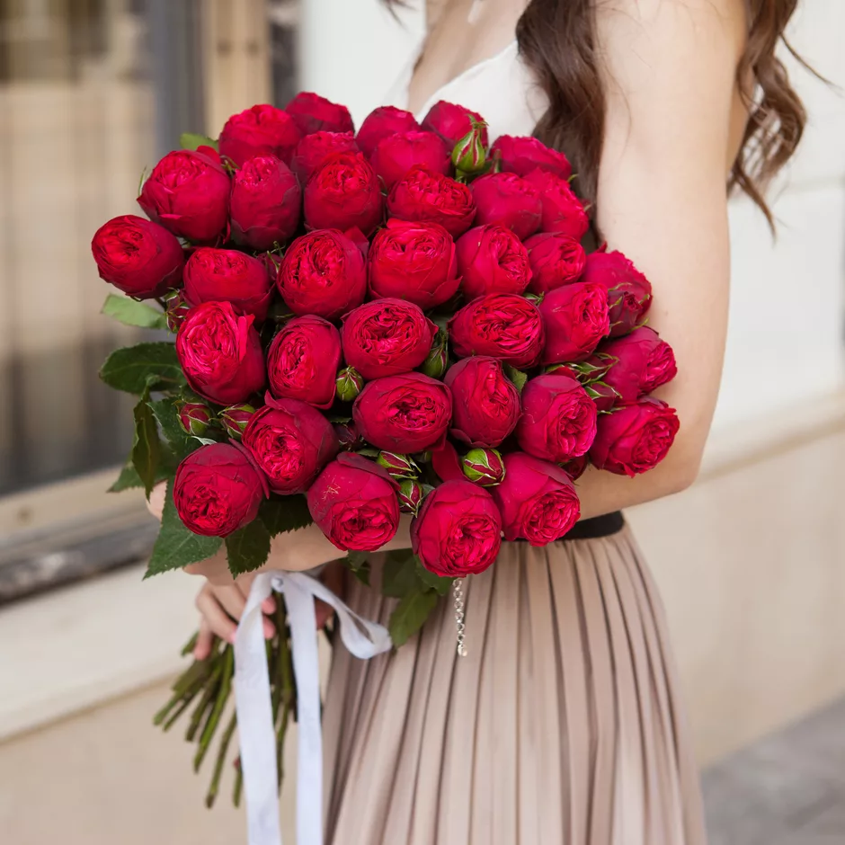 Bouquet of 29 red peony-style roses, 50 cm
