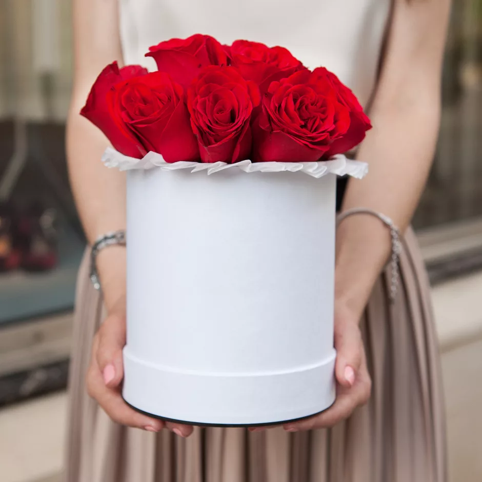 Flower arrangement of 9 red roses in a hat box