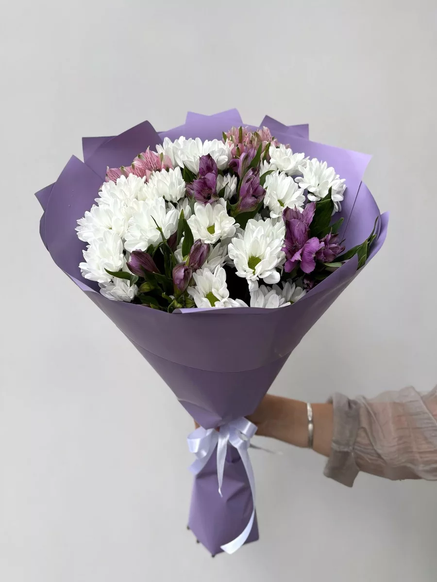 Mixed bouquet of 4 chrysanthemums and 5 alstroemerias