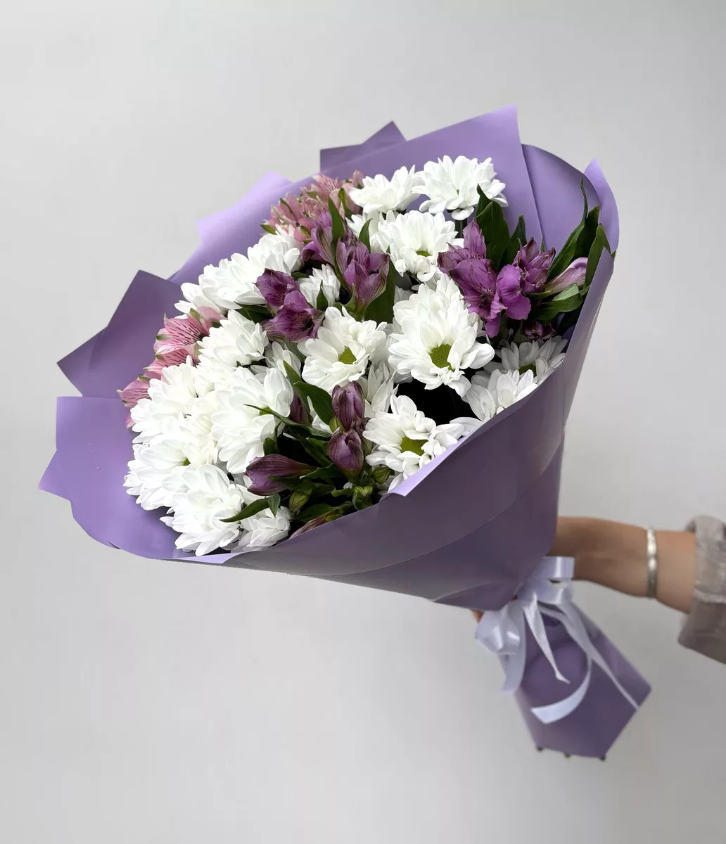 Mixed bouquet of chrysanthemums and alstroemerias