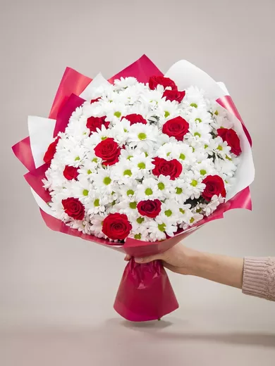 Сборный букет из 22 хризантем и 15 роз