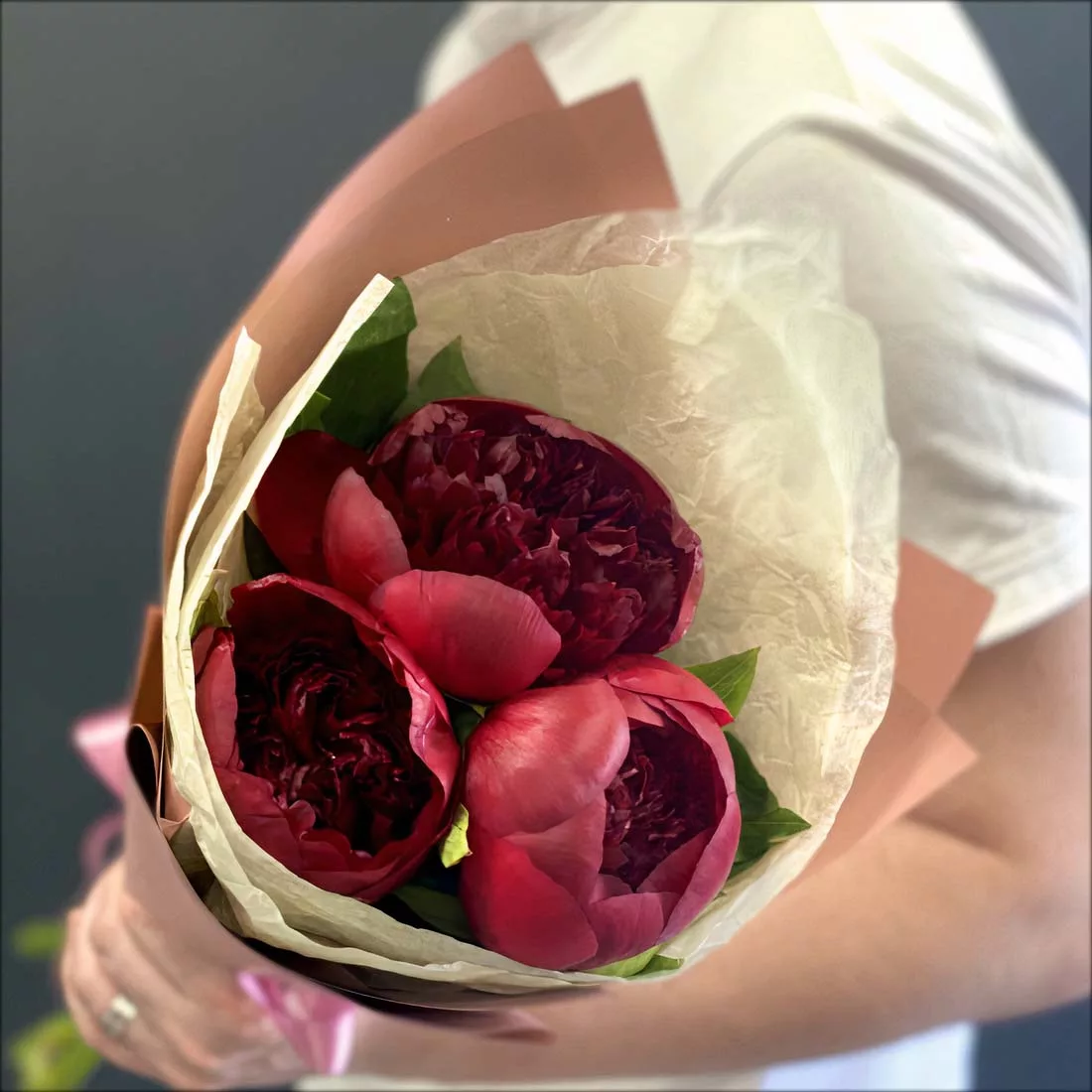 Bouquet of 3 burgundy peonies