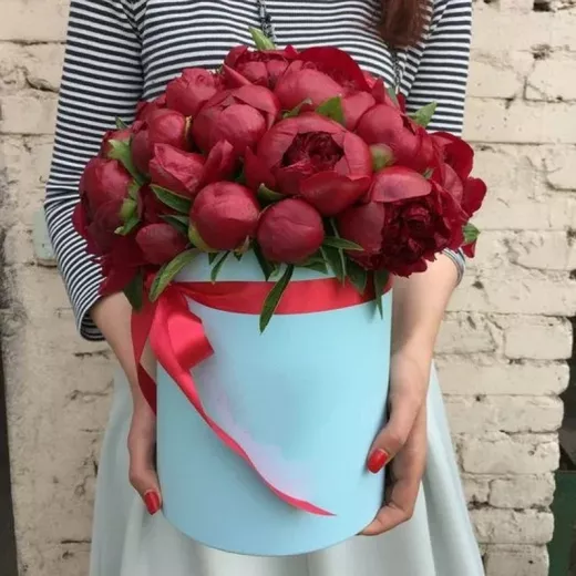 Композиция из 25 бордовых пионов в шляпной коробке