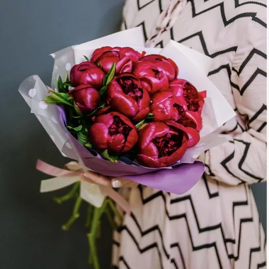 Bouquet of 9 burgundy peonies
