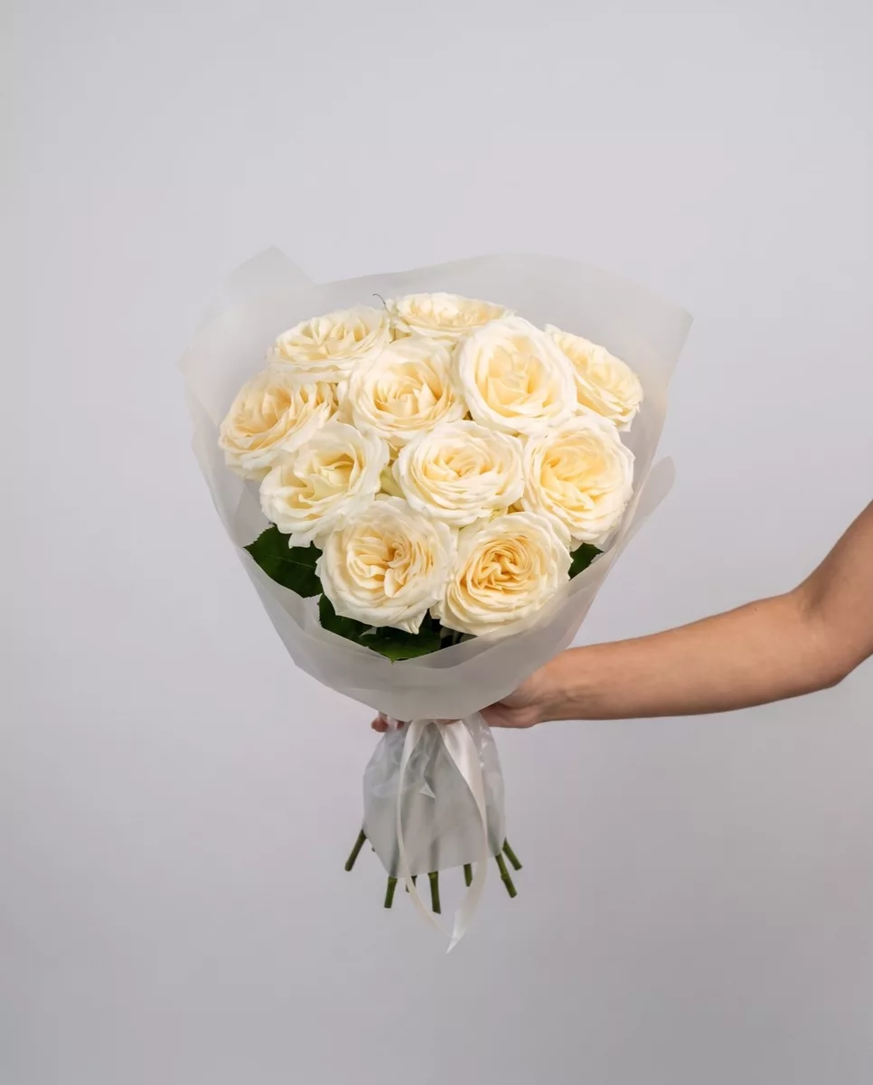 Bouquet of 11 cream peony-style roses