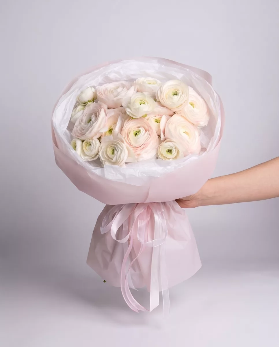 Bouquet of 9 white ranunculus