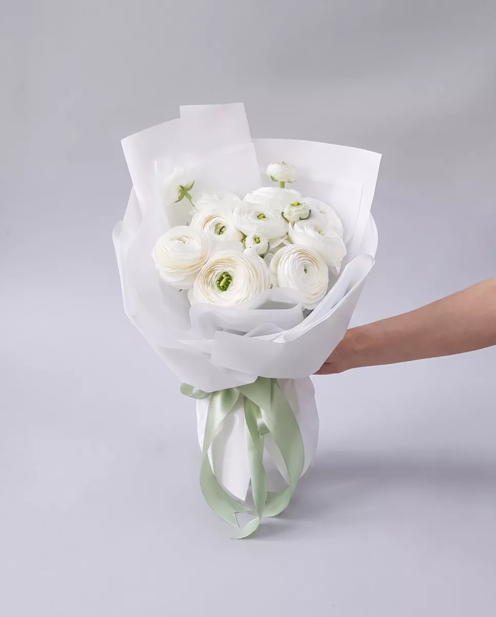 Bouquet of 11 white ranunculus