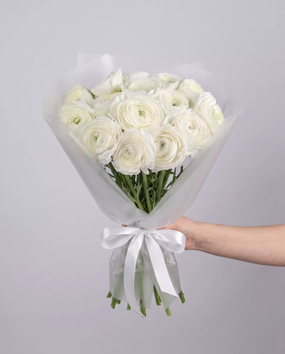 Bouquet of 17 white ranunculus