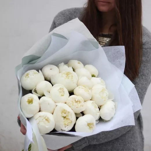 Букет живых цветов из 25 белых пионов