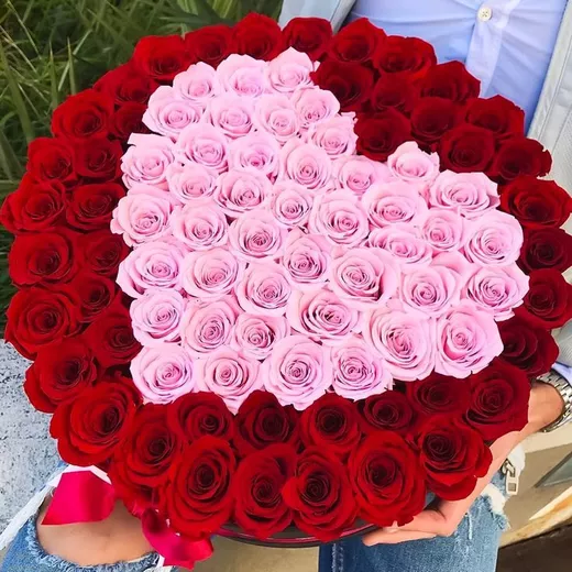 Композиция из 101 красной и розовой розы, Эквадор, в шляпной коробке