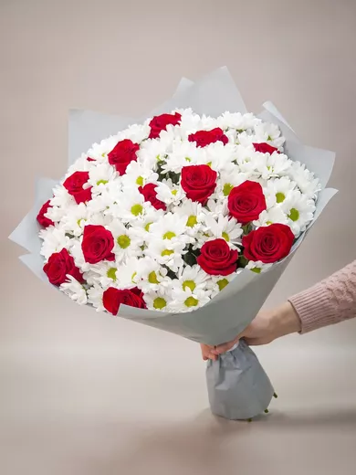 Сборный букет из 14 хризантем и 15 роз