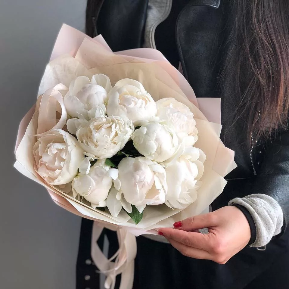 Bouquet of 9 white peonies