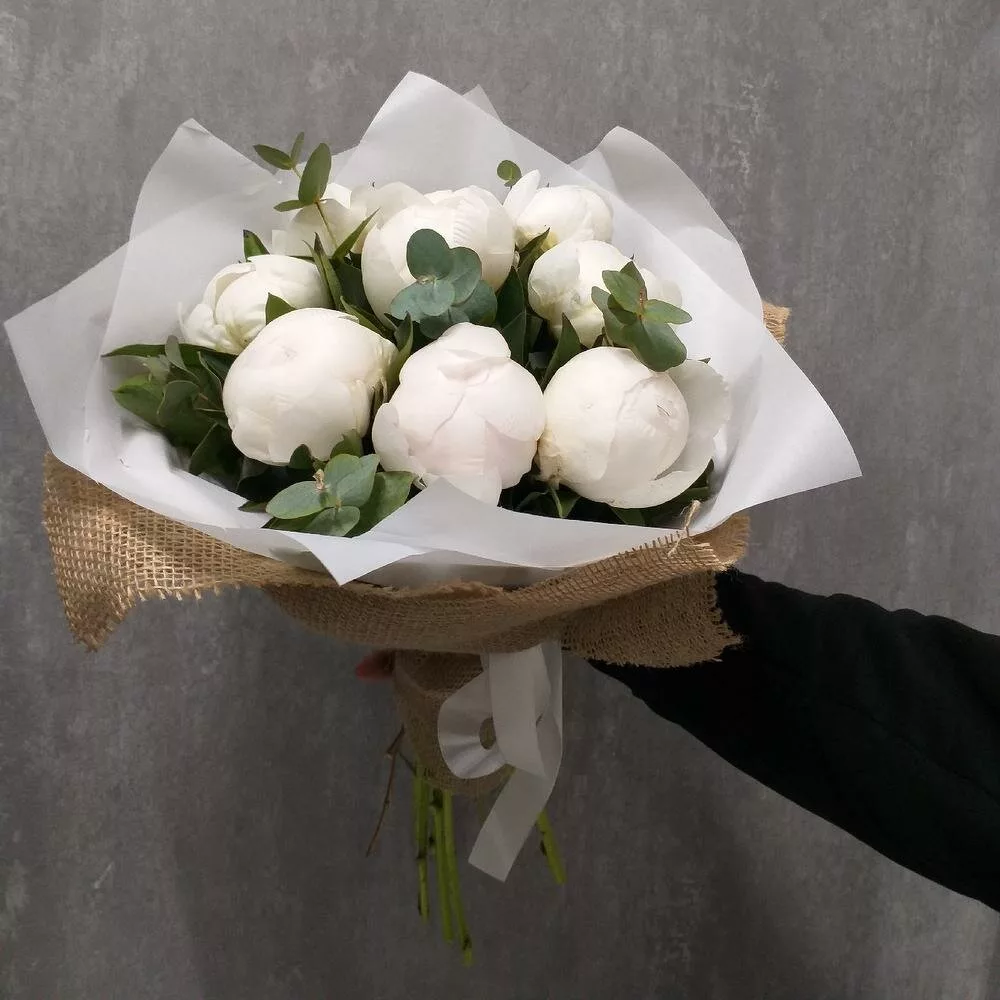 Bouquet of 7 white peonies