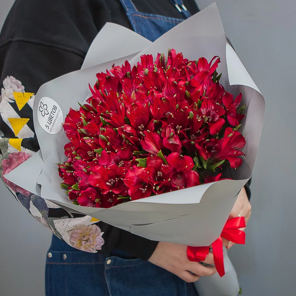 Bouquet of 19 red alstroemerias