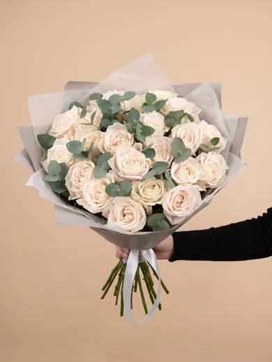Букет живых цветов из 21 белой розы с эвкалиптом, 50 см