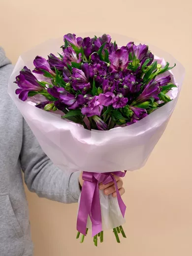 Букет живых цветов из 15 фиолетовых альстромерий
