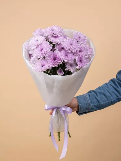 Букет живых цветов из 3 сиреневых кустовых хризантем