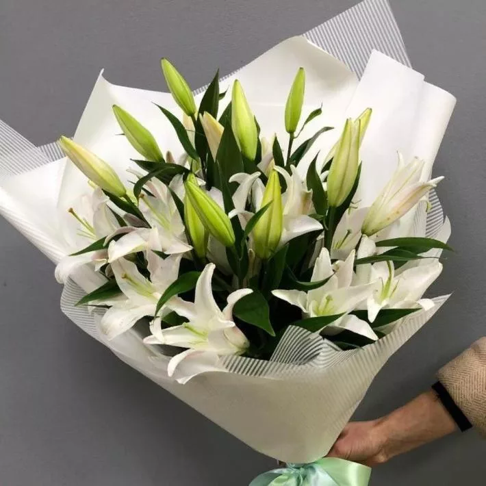 Bouquet of 11 white lilies