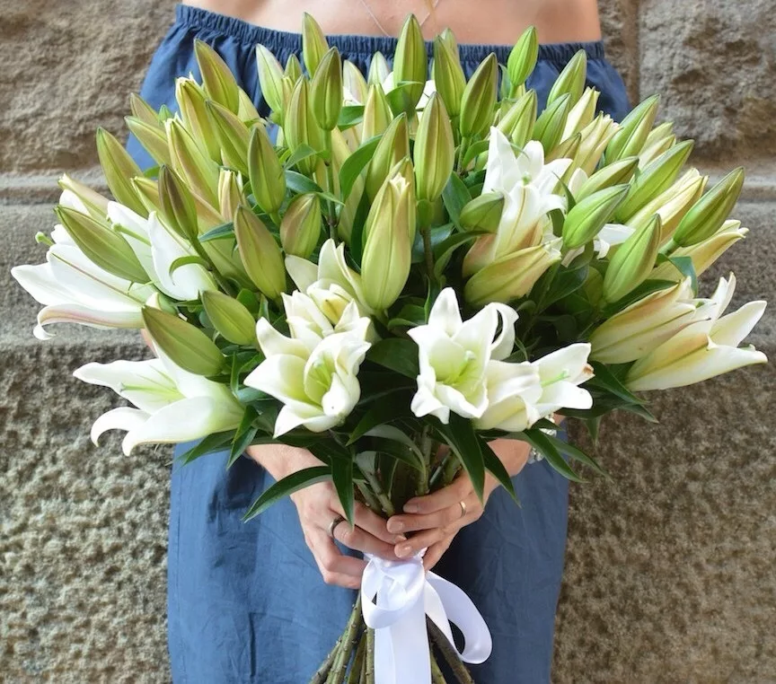 Bouquet of 17 white lilies