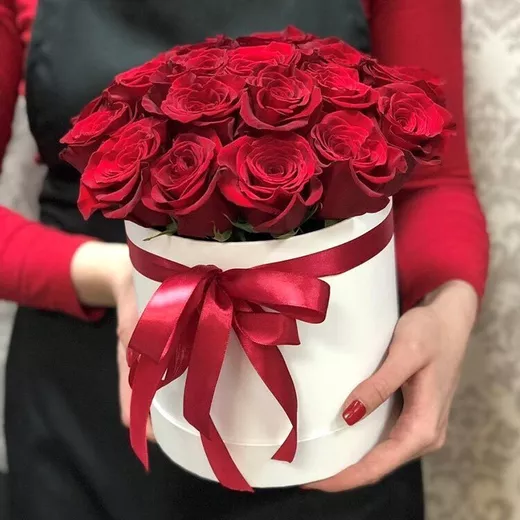 Композиция из 25 красных роз, в шляпной коробке