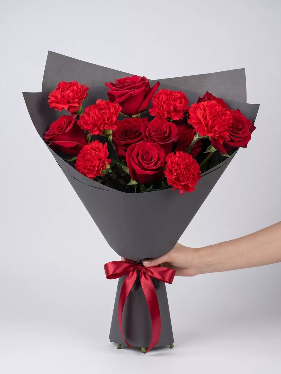 Mixed bouquet of 7 carnations and 8 roses