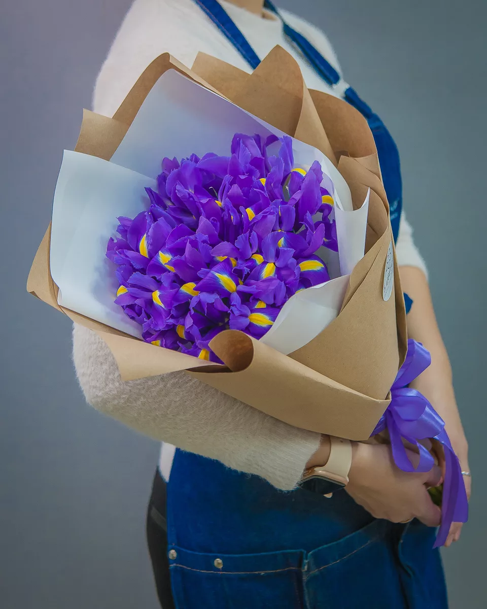 Bouquet of 19 blue irises