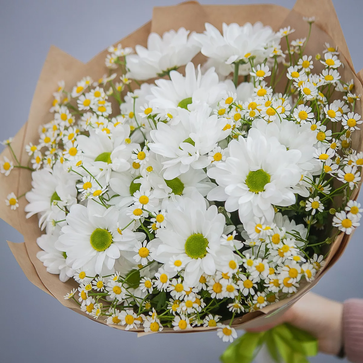 Mixed bouquet of 3 chrysanthemums and 9 daisies