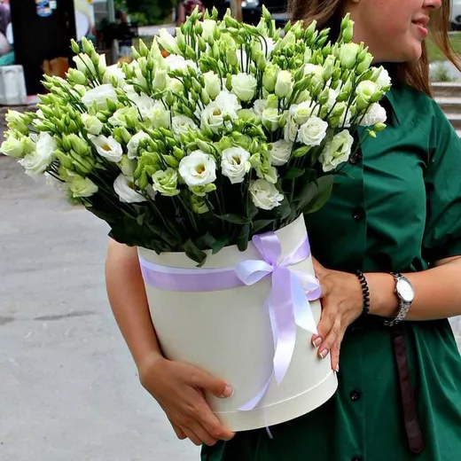 Композиция из 25 белых эустом в шляпной коробке