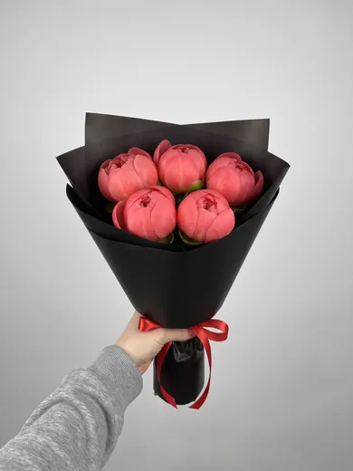 Букет живых цветов из 5 коралловых пионов — доставка в Истапалапе