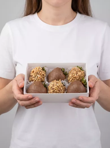 Клубника в шоколаде 6 шт. с вафельной крошкой