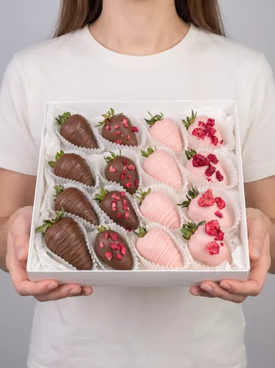 Коробочка клубники в шоколаде Малиновый поцелуй