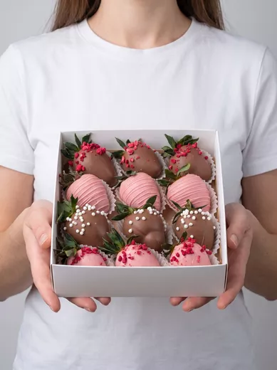 Клубника в шоколаде 12-15 шт pink