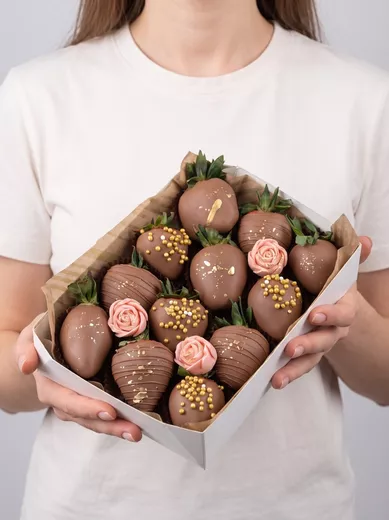 Клубника в шоколаде 12-15 шт с шоко розами