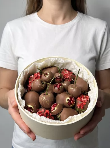 Клубника ,черешня,гранат в Бельгийском шоколаде