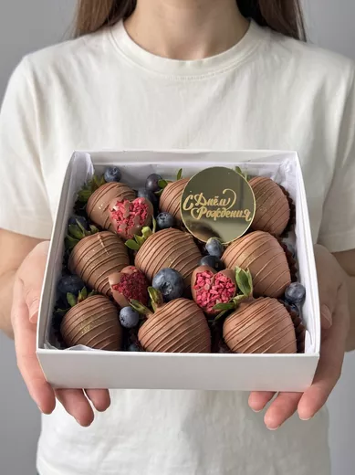 Клубника в молочном шоколаде с голубикой и шоколадными сердечками на день рождения