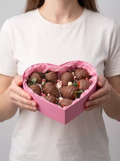 Клубника в шоколаде (8-12 ягод) «Сердце S»
