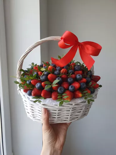 Корзина с клубникой и голубикой