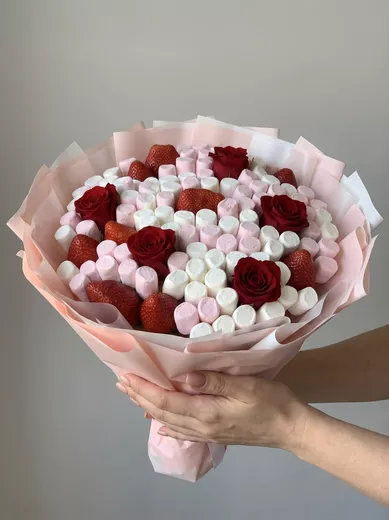 Букет из маршмеллоу, клубники и роз