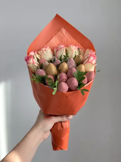 Клубника в шоколаде с розами