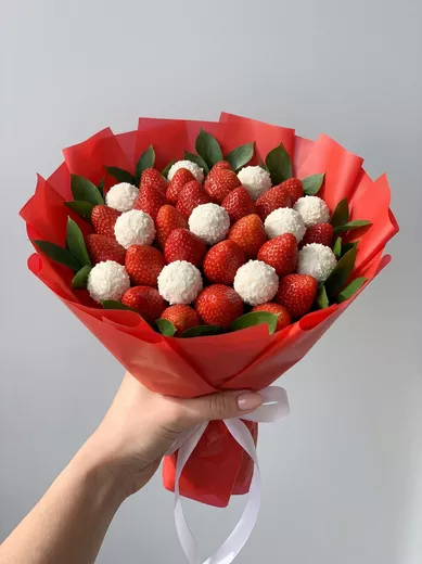 Букет с клубникой и Раффаээло