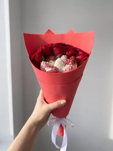 Букет из клубники с розами