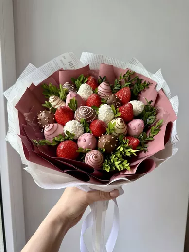 Букет из клубники в шоколаде. Ягодный букет любимой